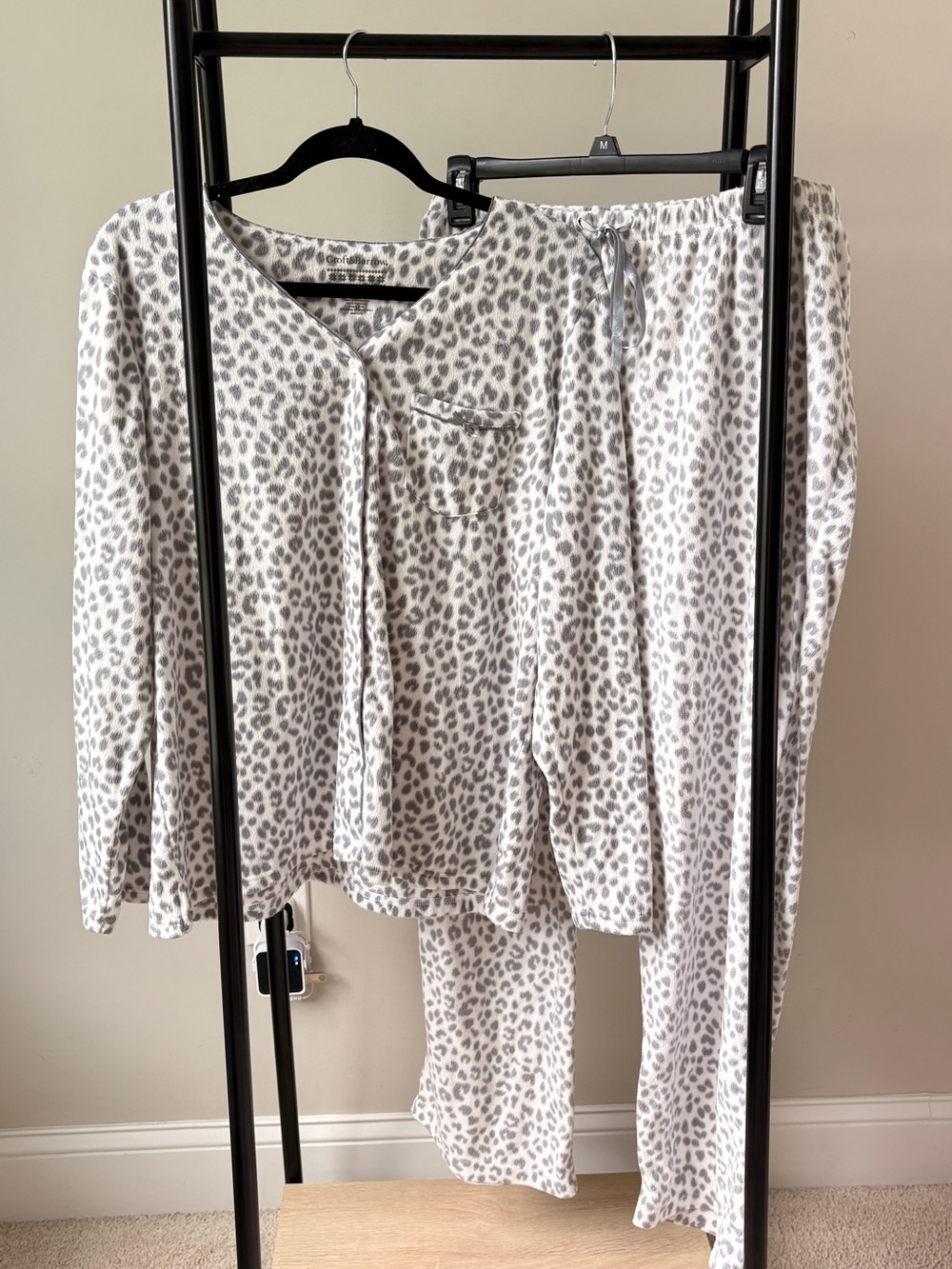 croft & barrow Women’s White and Gray Leopard Print Fleece Pajama Set